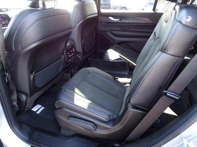Photo of 2025 Silver Zynith Jeep Grand Cherokee L