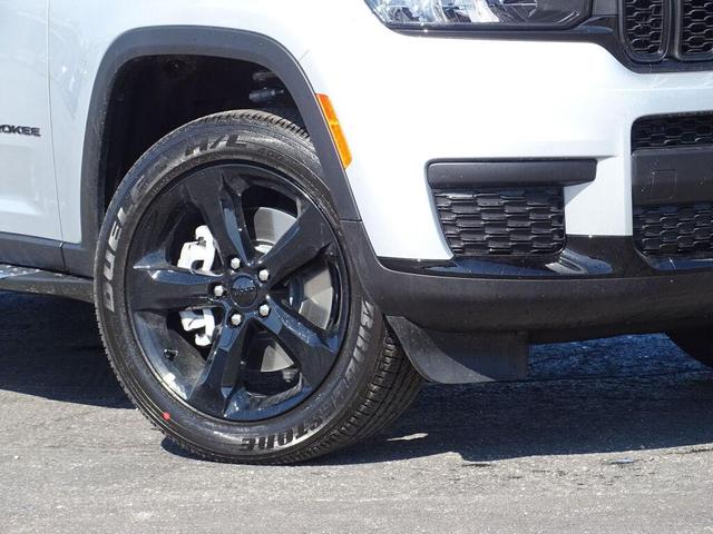 Photo of 2025 Silver Zynith Jeep Grand Cherokee L