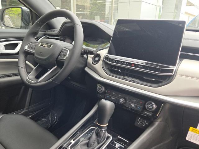 Photo of 2025 Bright White Clearcoat Jeep Compass