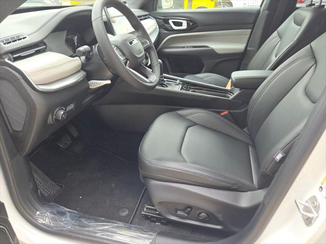 Photo of 2025 Bright White Clearcoat Jeep Compass