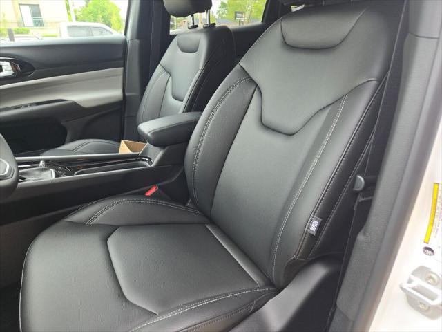Photo of 2025 Bright White Clearcoat Jeep Compass