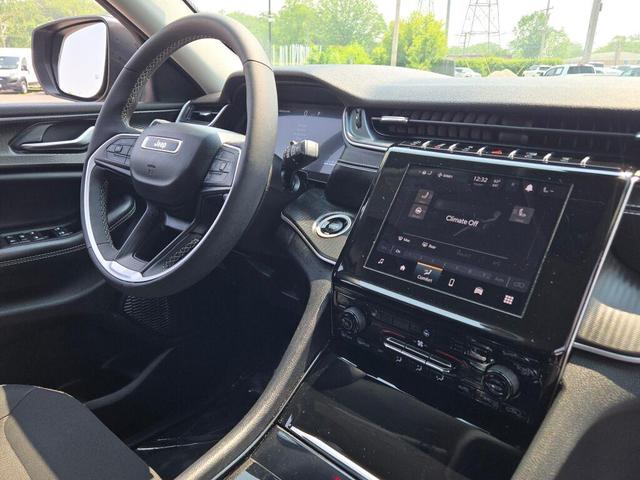 Photo of 2023 Diamond Black Crystal Pearlcoat Jeep Grand Cherokee