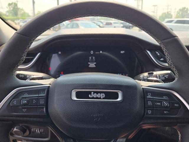 Photo of 2023 Diamond Black Crystal Pearlcoat Jeep Grand Cherokee