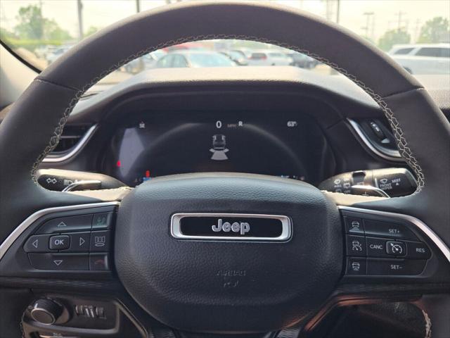 Photo of 2023 Diamond Black Crystal Pearlcoat Jeep Grand Cherokee