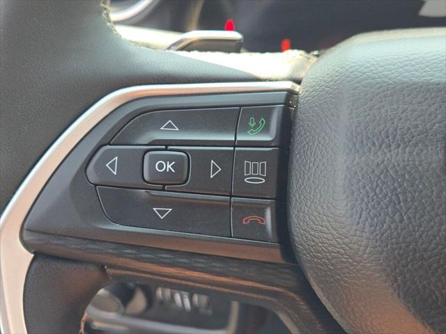 Photo of 2023 Diamond Black Crystal Pearlcoat Jeep Grand Cherokee