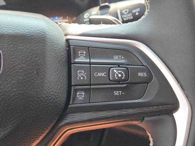 Photo of 2023 Diamond Black Crystal Pearlcoat Jeep Grand Cherokee