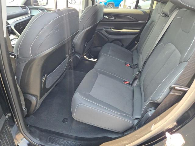 Photo of 2023 Diamond Black Crystal Pearlcoat Jeep Grand Cherokee