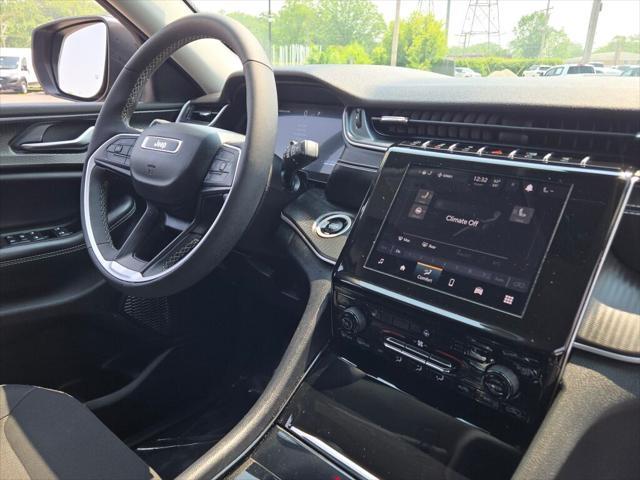 Photo of 2023 Diamond Black Crystal Pearlcoat Jeep Grand Cherokee