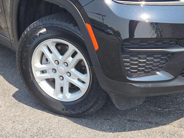 Photo of 2023 Diamond Black Crystal Pearlcoat Jeep Grand Cherokee