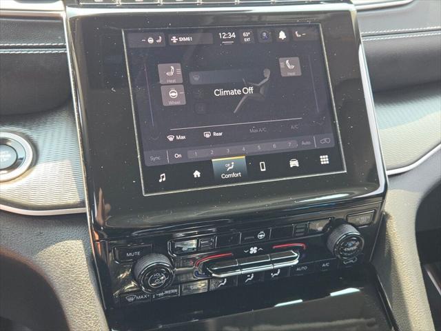 Photo of 2023 Diamond Black Crystal Pearlcoat Jeep Grand Cherokee