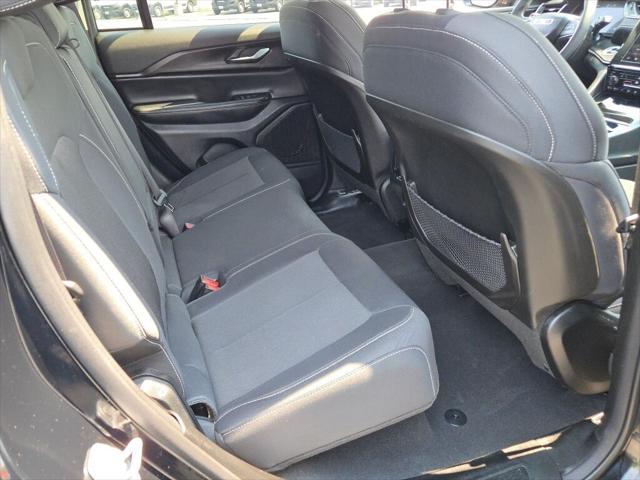 Photo of 2023 Diamond Black Crystal Pearlcoat Jeep Grand Cherokee