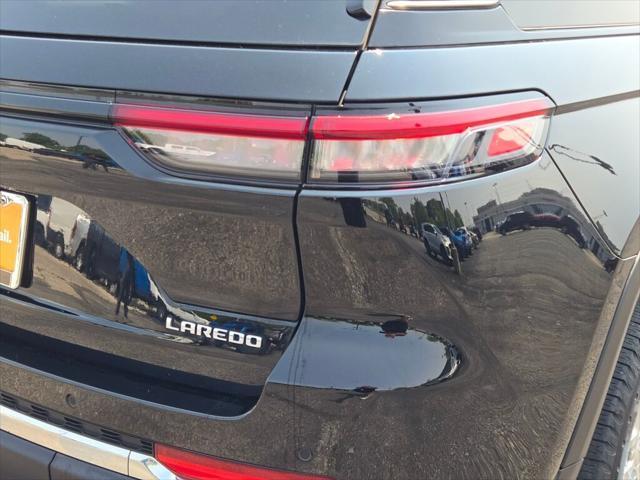 Photo of 2023 Diamond Black Crystal Pearlcoat Jeep Grand Cherokee