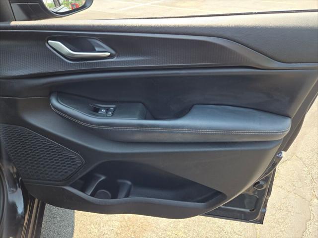 Photo of 2023 Diamond Black Crystal Pearlcoat Jeep Grand Cherokee