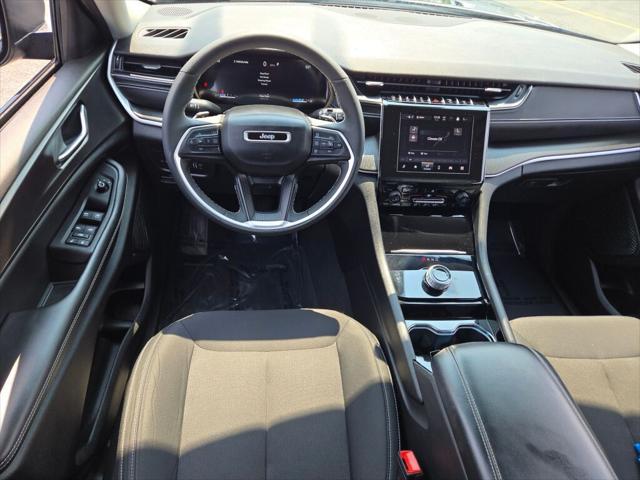 Photo of 2023 Diamond Black Crystal Pearlcoat Jeep Grand Cherokee