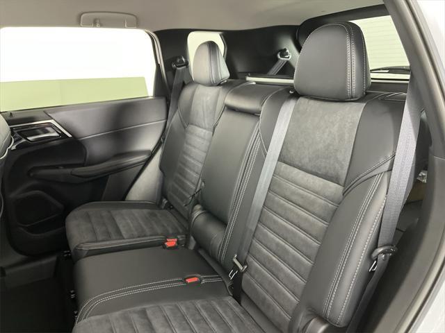 Photo of 2025 White Diamond Mitsubishi Outlander