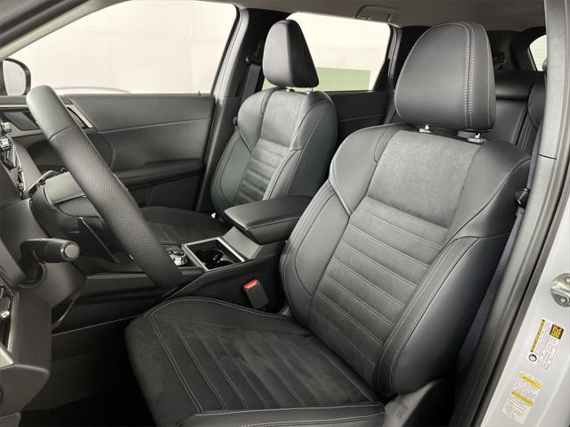 Photo of 2025 White Diamond Mitsubishi Outlander