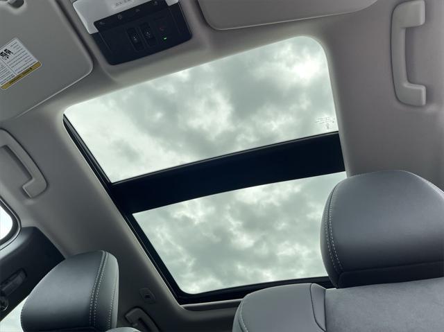 Photo of 2025 White Diamond Mitsubishi Outlander