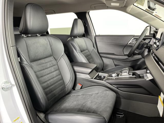 Photo of 2025 White Diamond Mitsubishi Outlander