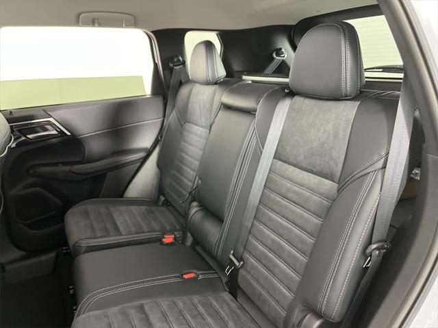 Photo of 2025 White Diamond Mitsubishi Outlander