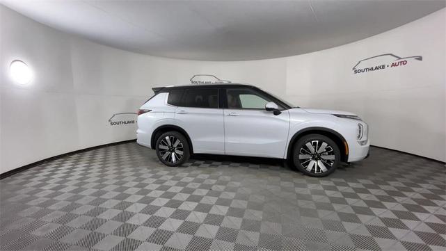 Photo of 2025 White Diamond With Black Roof Mitsubishi Outlander