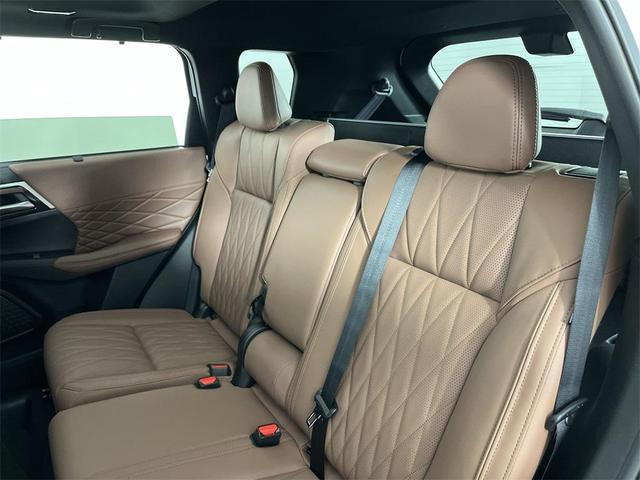 Photo of 2025 White Diamond With Black Roof Mitsubishi Outlander