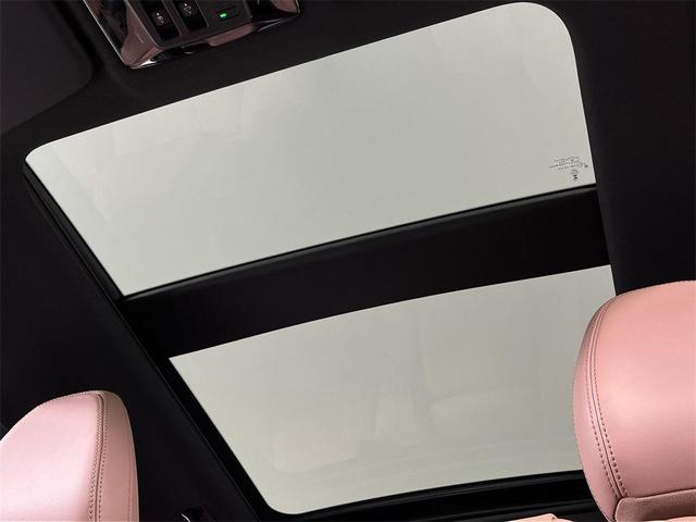 Photo of 2025 White Diamond With Black Roof Mitsubishi Outlander