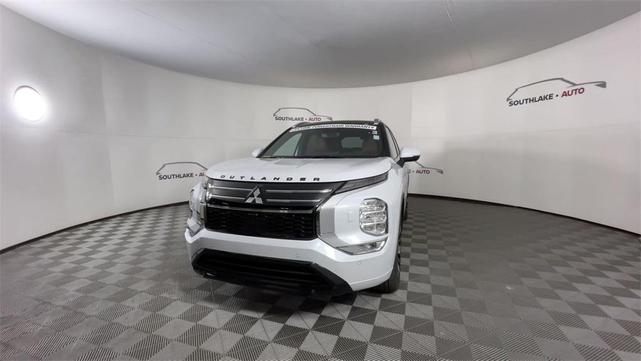 Photo of 2025 White Diamond With Black Roof Mitsubishi Outlander