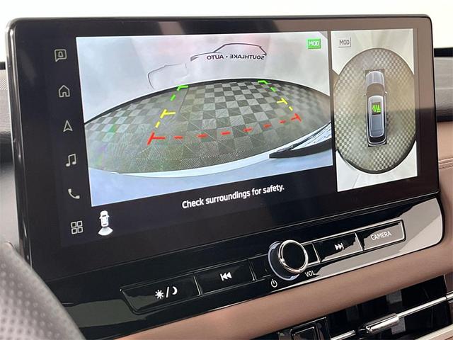 Photo of 2025 White Diamond With Black Roof Mitsubishi Outlander