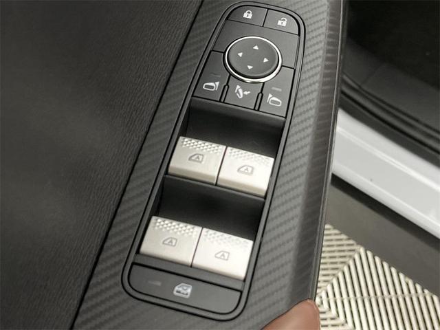 Photo of 2025 White Diamond With Black Roof Mitsubishi Outlander