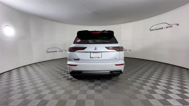 Photo of 2025 White Diamond With Black Roof Mitsubishi Outlander