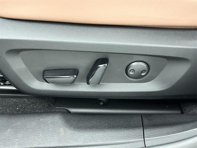 Photo of 2025 White Diamond With Black Roof Mitsubishi Outlander