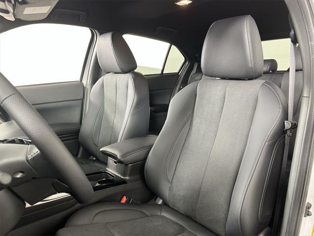 Photo of 2025 White Diamond Mitsubishi Eclipse Cross