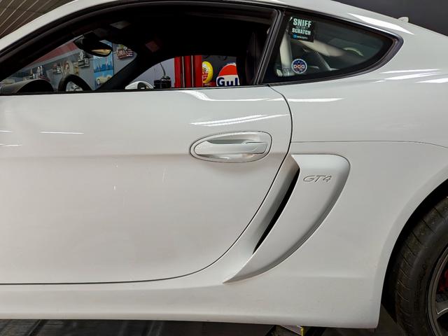 Photo of 2016 White Porsche Cayman