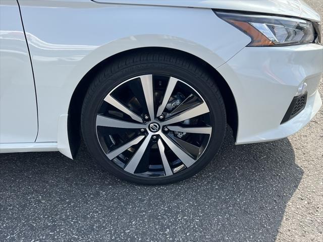 Photo of 2022 Pearl White Tricoat Nissan Altima