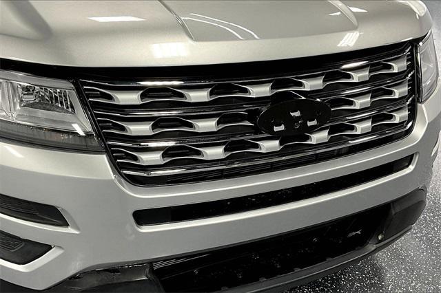 Photo of 2016 Ingot Silver Ford Explorer