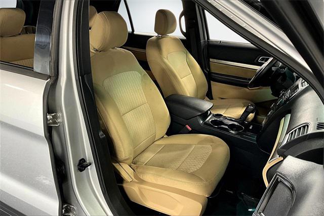 Photo of 2016 Ingot Silver Ford Explorer