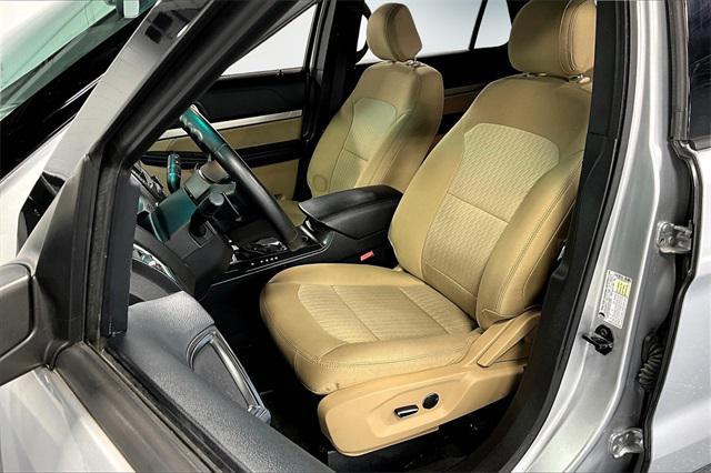 Photo of 2016 Ingot Silver Ford Explorer