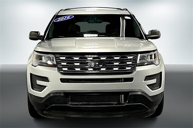 Photo of 2016 Ingot Silver Ford Explorer