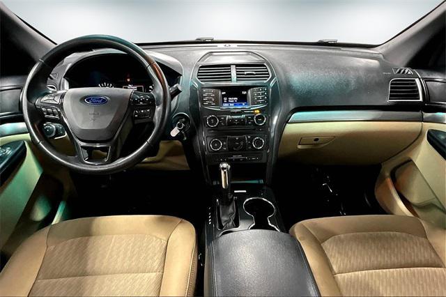 Photo of 2016 Ingot Silver Ford Explorer