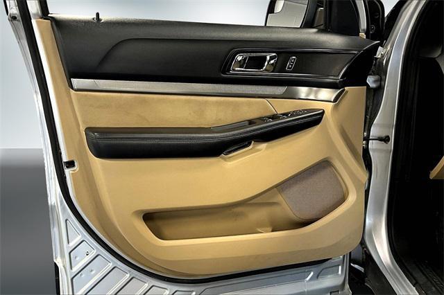 Photo of 2016 Ingot Silver Ford Explorer