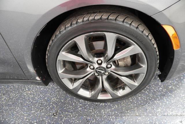 Photo of 2015 Granite Crystal Metallic Clearcoat Chrysler 200