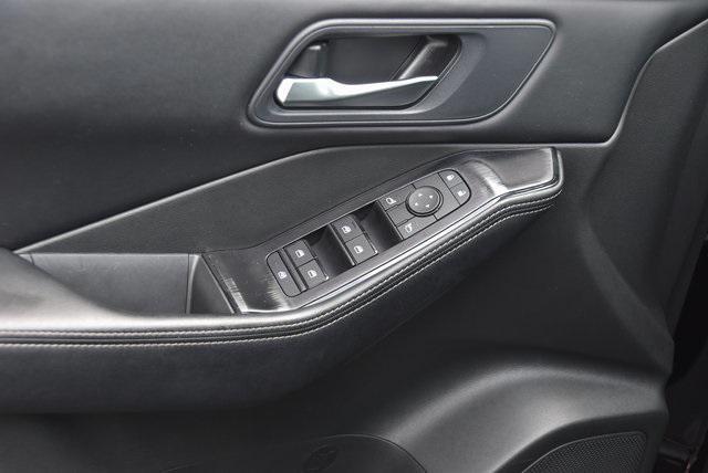 Photo of 2024 Super Black Nissan Rogue