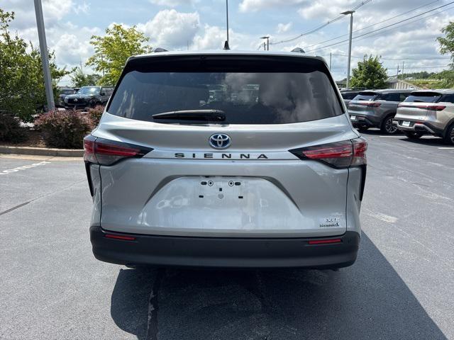 Photo of 2021 Celestial Silver Metallic Toyota Sienna