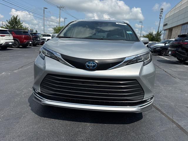 Photo of 2021 Celestial Silver Metallic Toyota Sienna