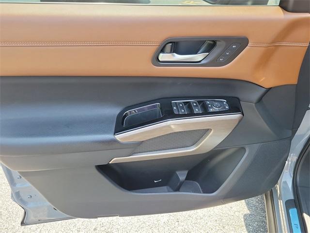 Photo of 2023 2 Tone Gray / Black Roof Nissan Pathfinder