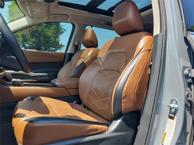 Photo of 2023 2 Tone Gray / Black Roof Nissan Pathfinder