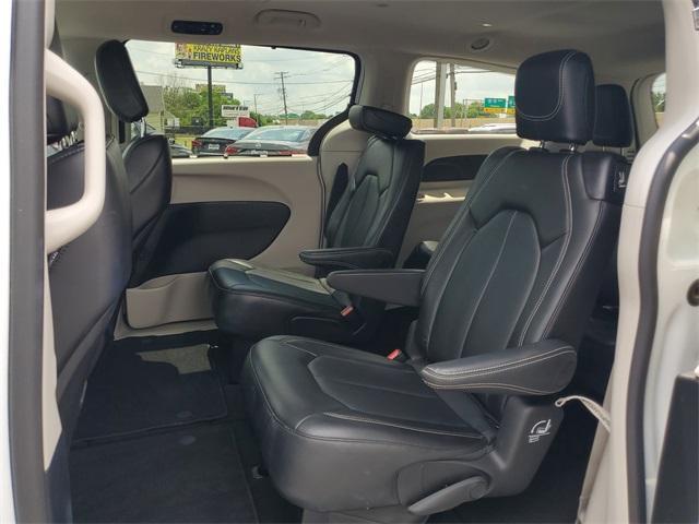 Photo of 2024 Bright White Clearcoat Chrysler Pacifica