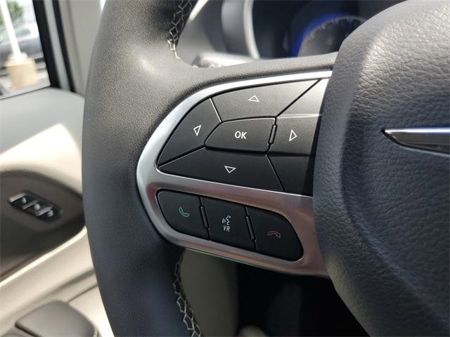 Photo of 2024 Bright White Clearcoat Chrysler Pacifica