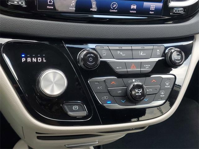 Photo of 2024 Bright White Clearcoat Chrysler Pacifica