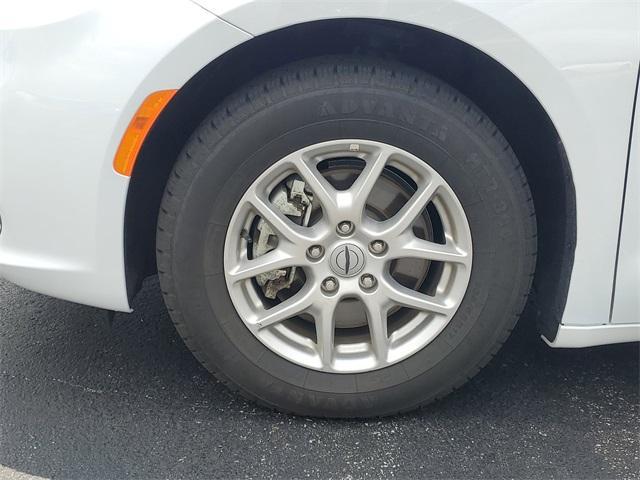 Photo of 2024 Bright White Clearcoat Chrysler Pacifica